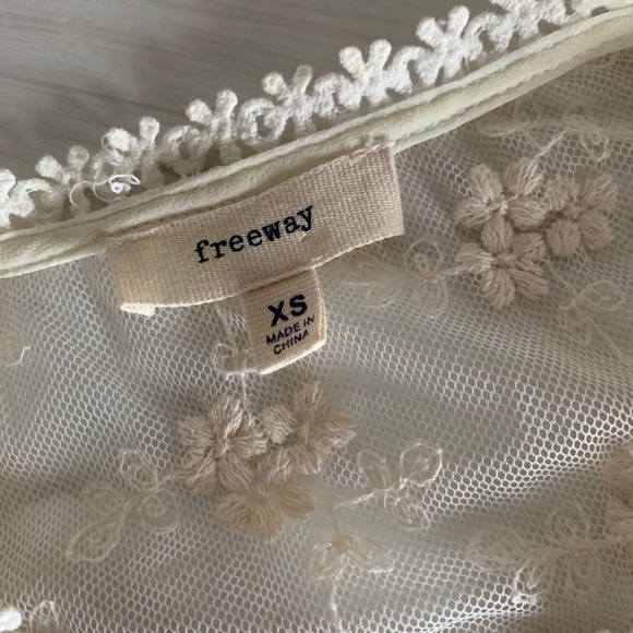 Women’s Freeway Lace Button-Front Tank Top - Picture 7 of 7